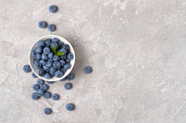 Beyaz kapta taze yaban mersini böğürtlen