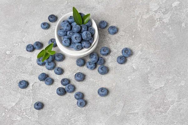 Bleuets frais dans un bol blanc — Photo