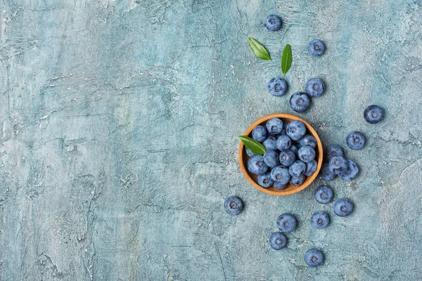Fresh blueberry berries in wooden bowl — Stock Photo, Image