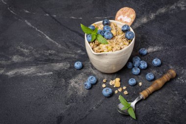 Yulaf gevreği veya sağlıklı kahvaltı için taze yaban mersini ile granola