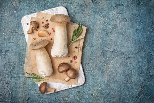 Cogumelos frescos mistura de shiitake e rei ostra ou eringi com especiarias — Fotografia de Stock