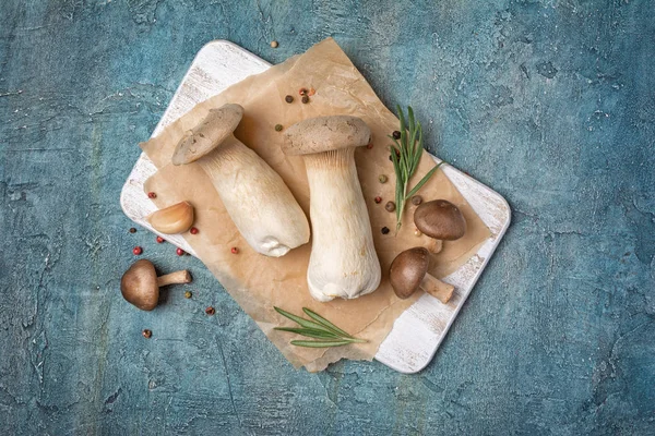 Frische Pilze Mischung aus Shiitake und Auster oder Eringi mit Gewürzen — Stockfoto