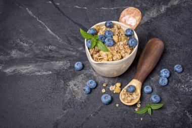 Yulaf gevreği veya sağlıklı kahvaltı için taze yaban mersini ile granola