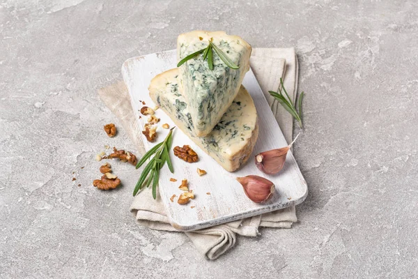 Formaggio morbido blu con rosmarino e aglio — Foto Stock