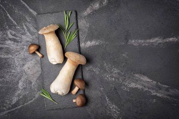 Frische Pilzmischung aus Shiitake und Auster oder Eringi mit Rosmarin — Stockfoto