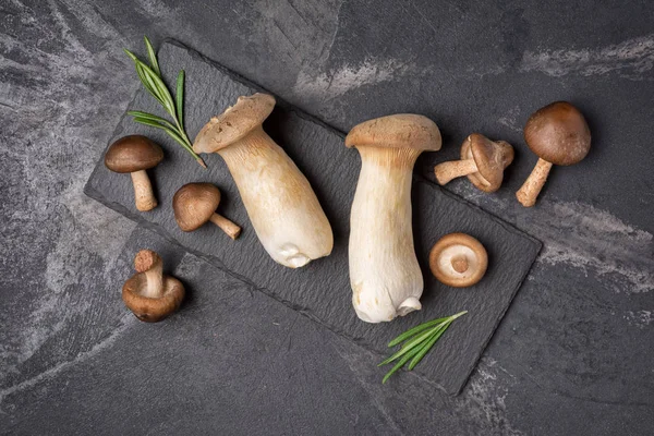 Verse champignons mix van shiitake en King Oyster of eringi met rozemarijn — Stockfoto
