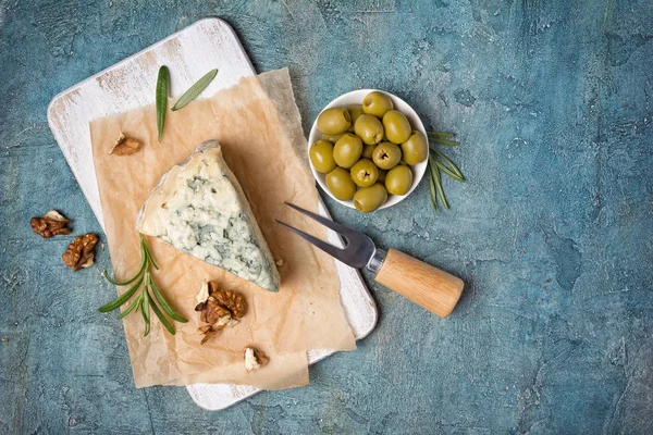 Biberiye, fındık ve yeşil zeytin ile yumuşak mavi peynir — Stok fotoğraf