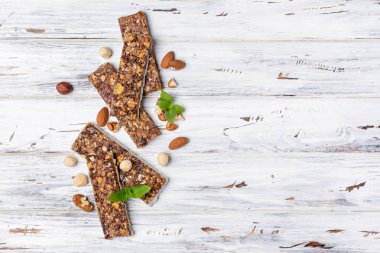 Sağlıklı beslenme için fındık ve nane ile Granola bar