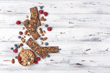 Sağlıklı beslenme için taze çilek ve fındık ile Granola bar