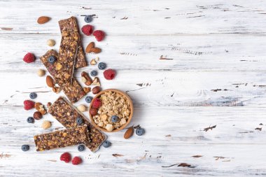 Sağlıklı beslenme için taze çilek ve fındık ile Granola bar