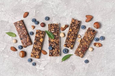 Sağlıklı beslenme için taze yaban mersini ve fındık ile Granola bar
