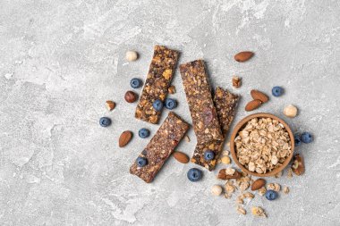 Sağlıklı beslenme için taze yaban mersini ve fındık ile Granola bar