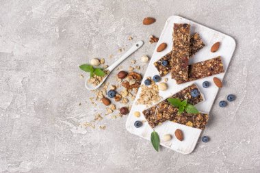Sağlıklı beslenme için taze yaban mersini ve fındık ile Granola bar