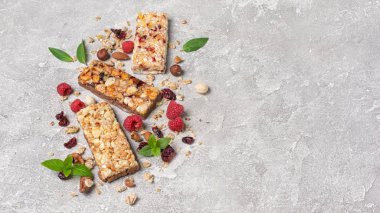 Sağlıklı beslenme için taze ahududu ve fındık ile Granola bar