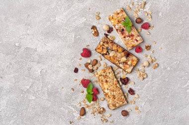 Sağlıklı beslenme için taze ahududu ve fındık ile Granola bar