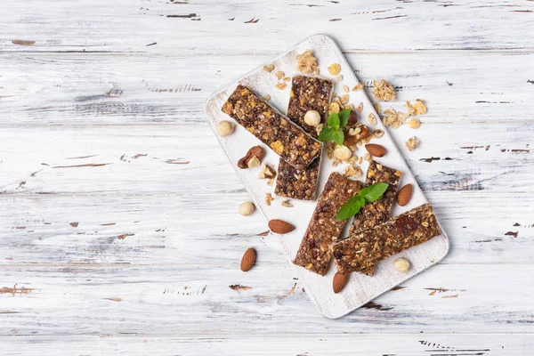 Sağlıklı beslenme için fındık ve nane ile Granola bar