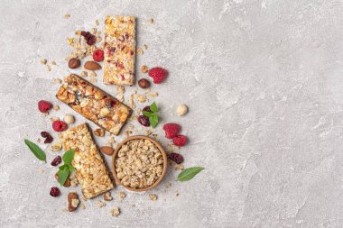 Sağlıklı beslenme için taze ahududu ve fındık ile Granola bar