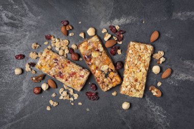 Sağlıklı beslenme için kurutulmuş kızılcık ve fındık ile Granola bar