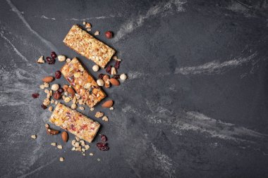 Sağlıklı beslenme için kurutulmuş kızılcık ve fındık ile Granola bar