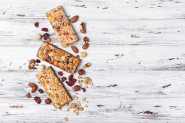 Sağlıklı beslenme için kurutulmuş kızılcık ve fındık ile Granola bar