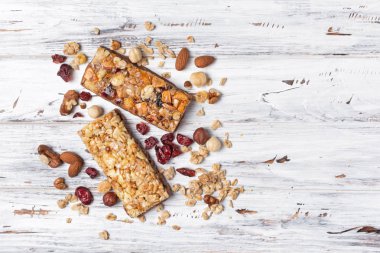 Sağlıklı beslenme için kurutulmuş kızılcık ve fındık ile Granola bar