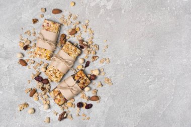 Sağlıklı beslenme için fındık karışımı ile Granola bar