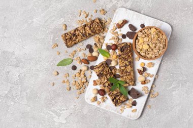 Sağlıklı beslenme için fındık karışımı ile Granola bar