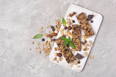 Sağlıklı beslenme için fındık karışımı ile Granola bar