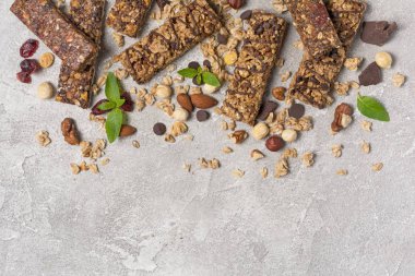 Sağlıklı beslenme için fındık karışımı ile Granola bar