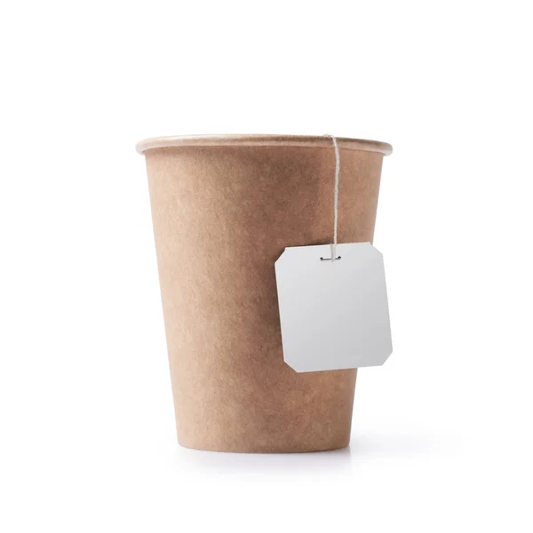 Copo de papel kraft descartável take-out com saco de chá e tag mock-up — Fotografia de Stock