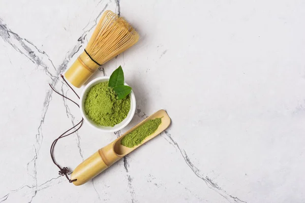 Green matcha tea powder with bamboo chasen and scoop — Stock Photo, Image