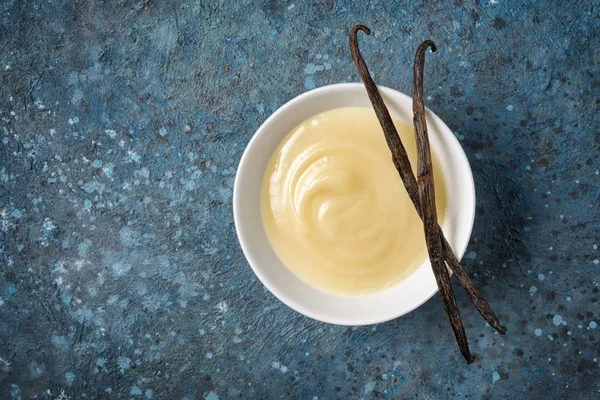 Mísa chutné sladké omáčky s vanilkovými tyčinkami — Stock fotografie