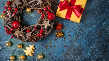 Süslemeli ve ışıklı çelenklerle geleneksel Noel çelengi