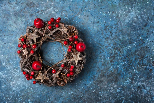 Corona de Navidad tradicional de ramitas, estrellas y conos de pino con decoraciones rojas —  Fotos de Stock