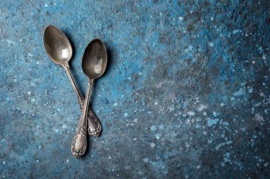 Eski gümüş çay kaşıkları.