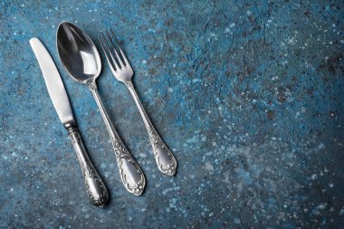 Eski gümüş çatal, kaşık ve bıçak takımı.