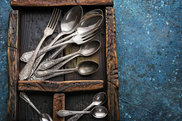 Ahşap çekmecede gümüş çatal bıçak seti — Stok fotoğraf