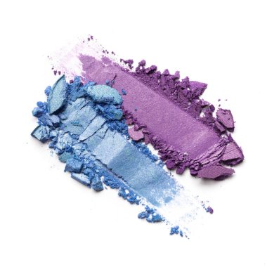 Düz fırça darbeleri. Beyaz arka planda izole edilmiş kozmetik güzellik ürünleri örnekleri olarak kırık parlak renk göz farları