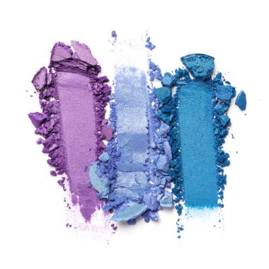 Düz fırça darbeleri. Beyaz arka planda izole edilmiş kozmetik güzellik ürünleri örnekleri olarak kırık parlak renk göz farları