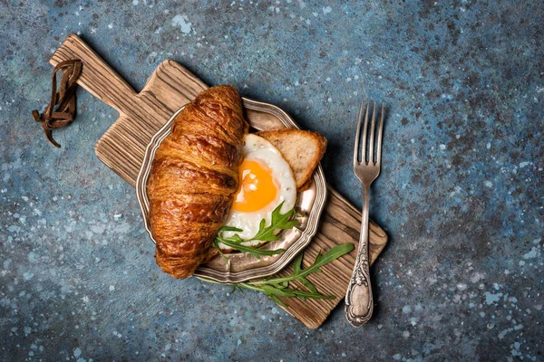 Top View Croissant Sandwich Fried Egg Arugula Leaves Vintage Silver — Stock Photo, Image