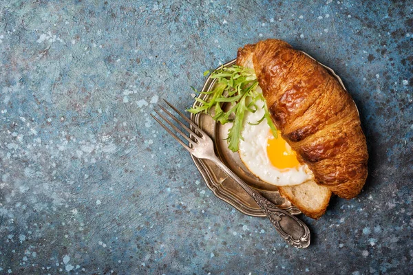 Top View Croissant Sandwich Fried Egg Arugula Leaves Vintage Silver — Stock Photo, Image