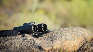 Etrafa bakmak için siyah dürbünler ya da yolculukta kuşları izlemek için