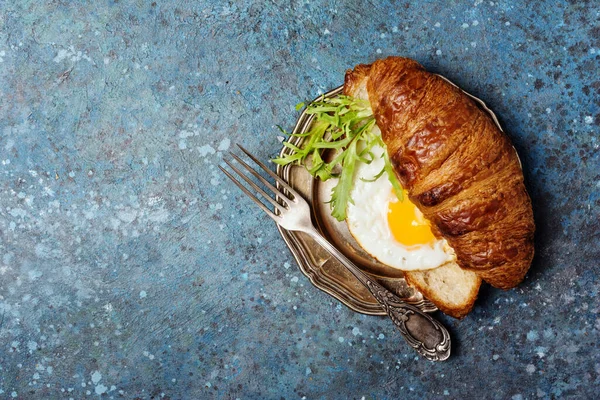 Top View Croissant Sandwich Fried Egg Arugula Leaves Vintage Silver — Stock Photo, Image