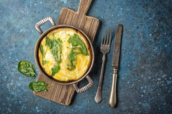 Top View Tasty Omelet Green Spinach Leaves Vintage Frying Pan — Stock Photo, Image