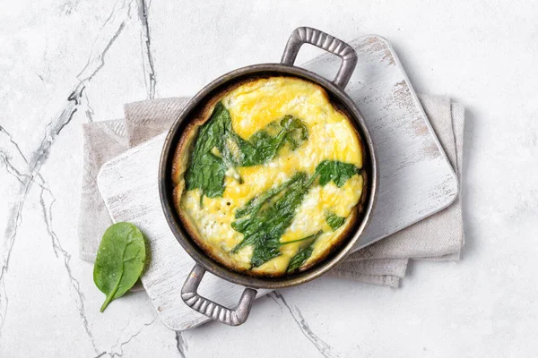 Top View Tasty Omelet Green Spinach Leaves Vintage Frying Pan — Stock Photo, Image