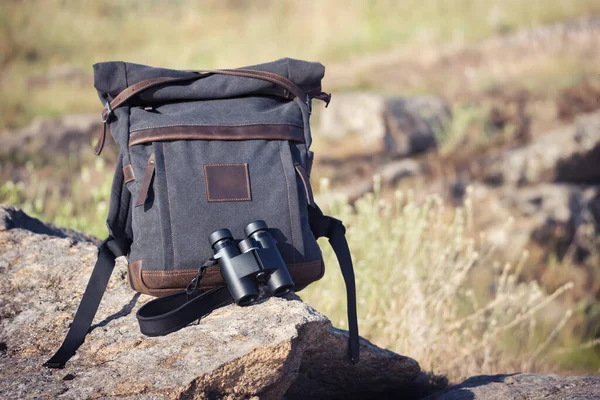 Sada Pro Pozorovatele Ptáků Tmavě Šedým Batohem Dalekohledem Pro Rozhlédnutí — Stock fotografie