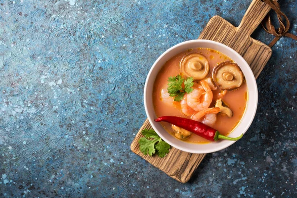 Tom Yam Domates Çorbası Lezzetli Karidesler Midyeler Şiitake Mantarları Ahşap — Stok fotoğraf