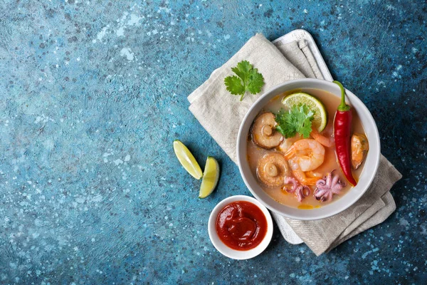 Top View Bowl Tomato Ththailand Soup Tom Yam Tasty Shrimps — стоковое фото