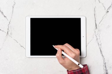 Stylus ile el, web sayfası, tasarım, çizim, ev veya beyaz mermer arka plan üzerinde herhangi bir yerde çalışmak için modern tablet ekranına dokunur