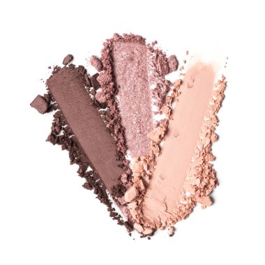 Düz fırça darbeleri. Beyaz arkaplanda izole edilmiş kozmetik güzellik ürünleri örnekleri olarak kırık parlak renk göz farları